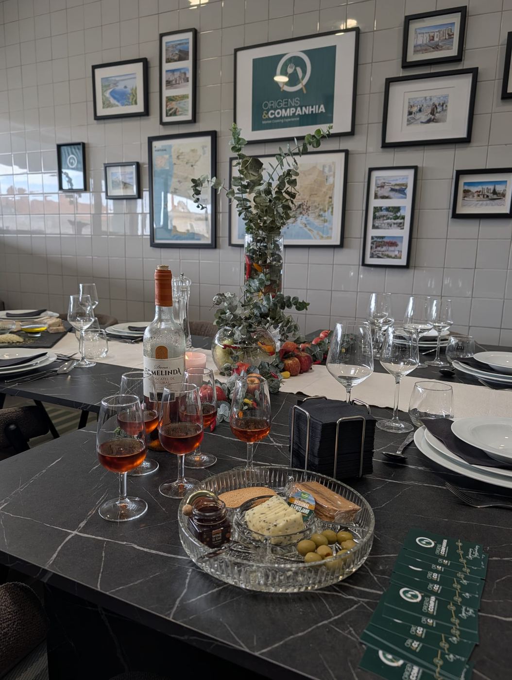 Mesa preparada para prova de Moscatel de Setúbal com queijo, azeitonas e compota