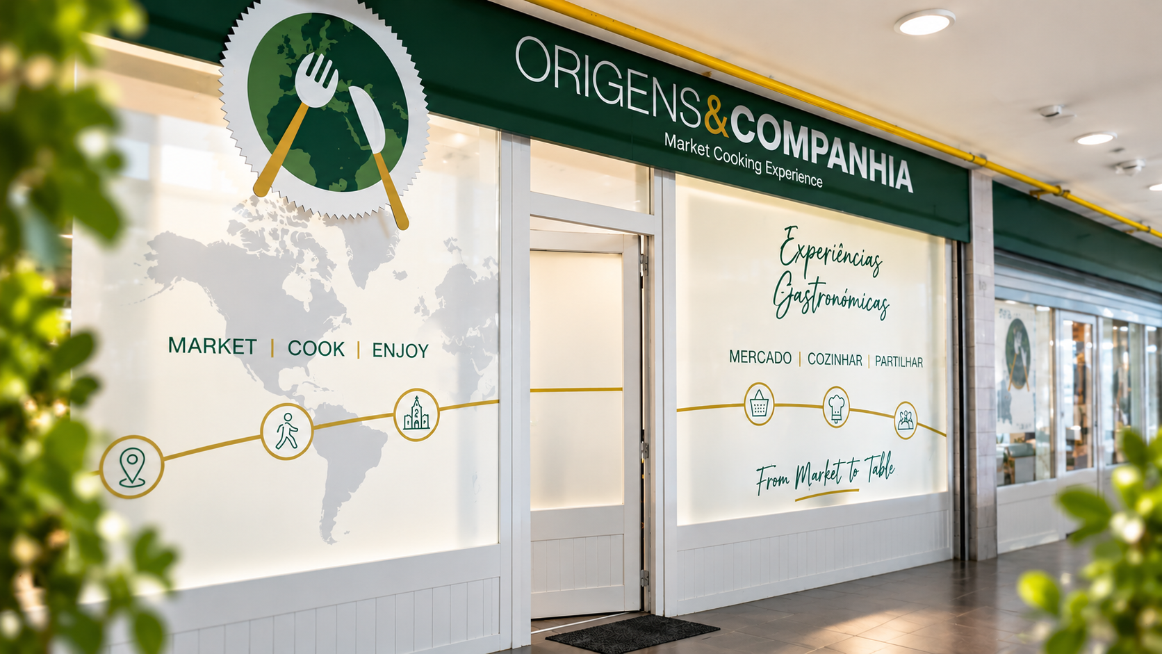 Fachada do Mercado Culinário Origens & Companhia, com toldo verde e montra com o mapa do mundo